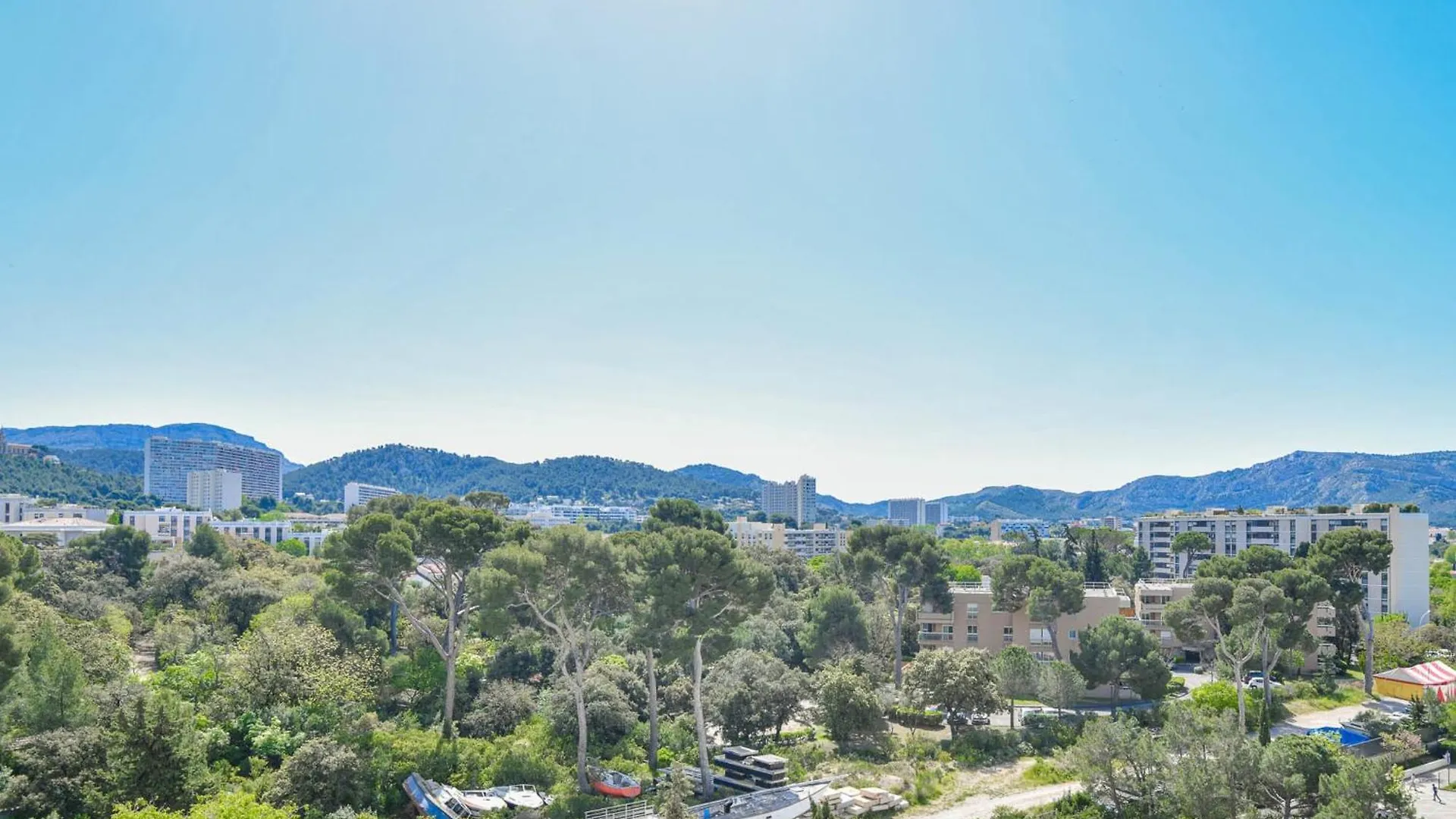 Grand Appartement 4 Ch Vue Mer Balcons Et Clim Marseille 0*,  France